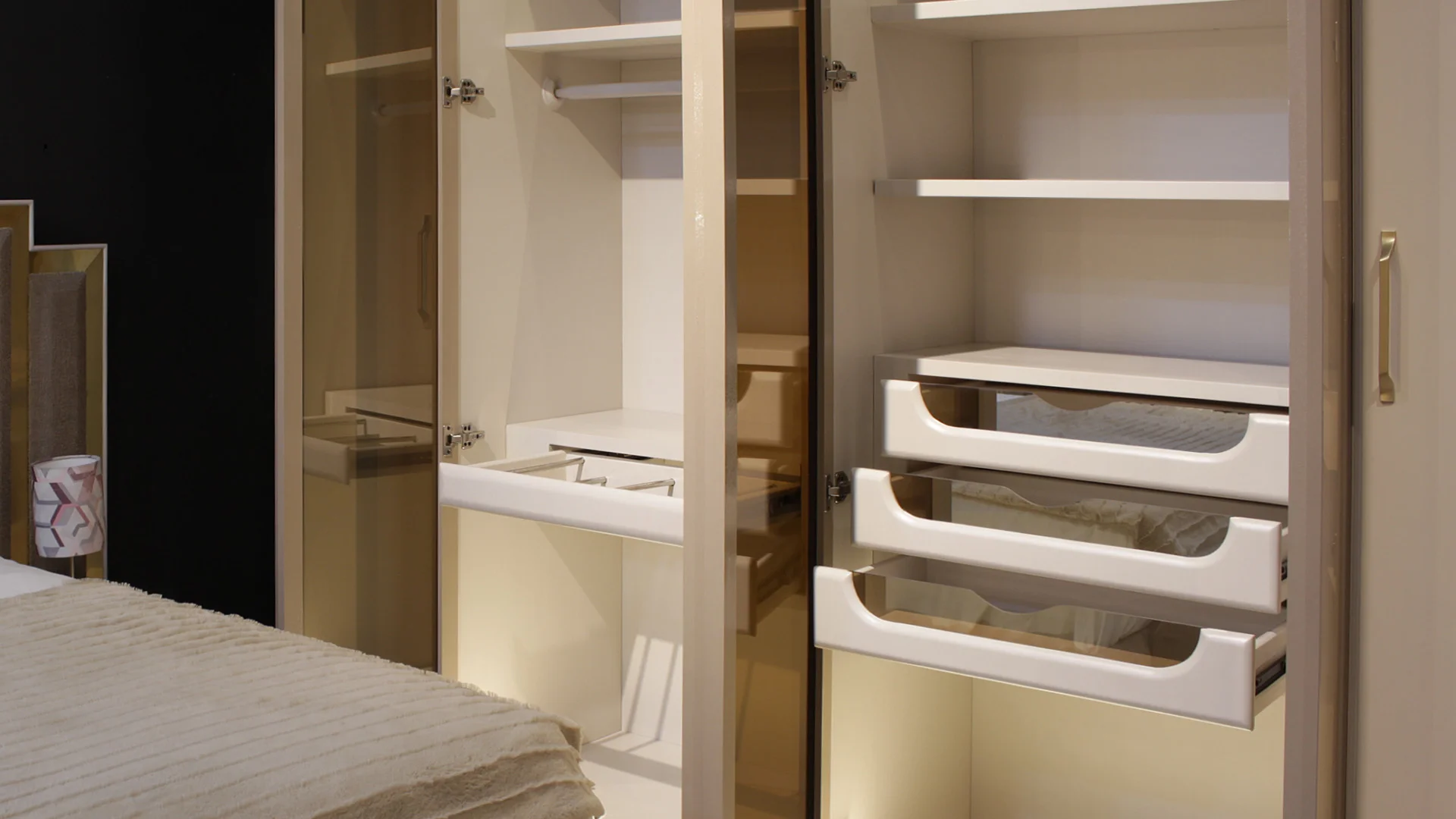 Hugo-bedroom-04