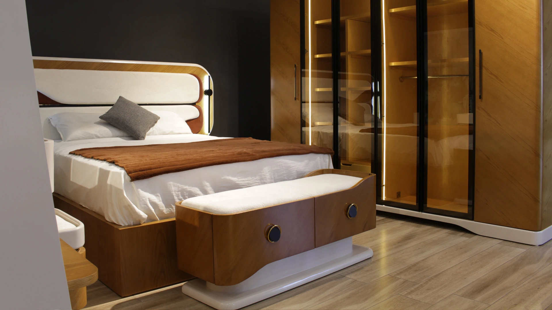 Lamar-bedroom-06