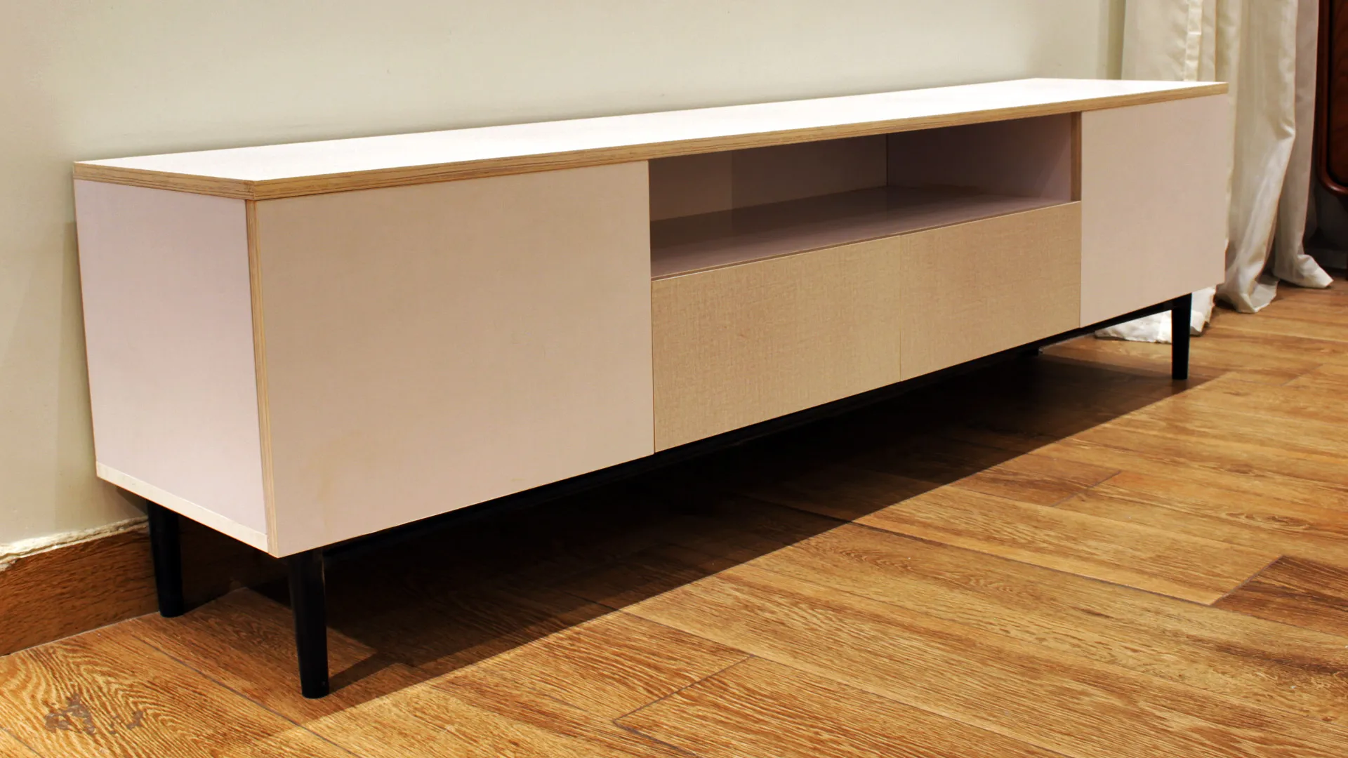 ترابيزة شاشة مودرن